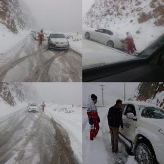 کمک نیروهای امدادی به خودروهای گرفتار در برف محور هراز