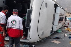 امدادرسانی به مصدومان حادثه واژگونی اتوبوس در محور هراز