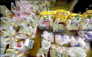 توزیع بسته  های معیشتی در قالب طرح شمیم حسینی میان نیازمندان آسیب دیده از کرونا